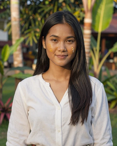 Thin Zar, a warm Burmese woman from Yangon seeking a serious relationship on Skobbler