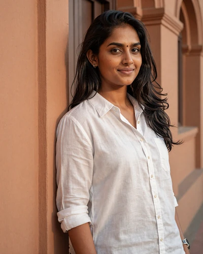 Tharushi, an elegant Sri Lankan woman from Galle ready for a meaningful connection on Skobbler